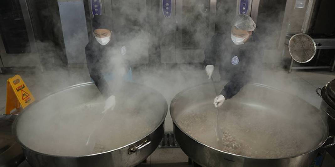 Öğrenci ellerinden sofralara: Her gün 5000 kişilik iftarlık hazırlıyorlar 1